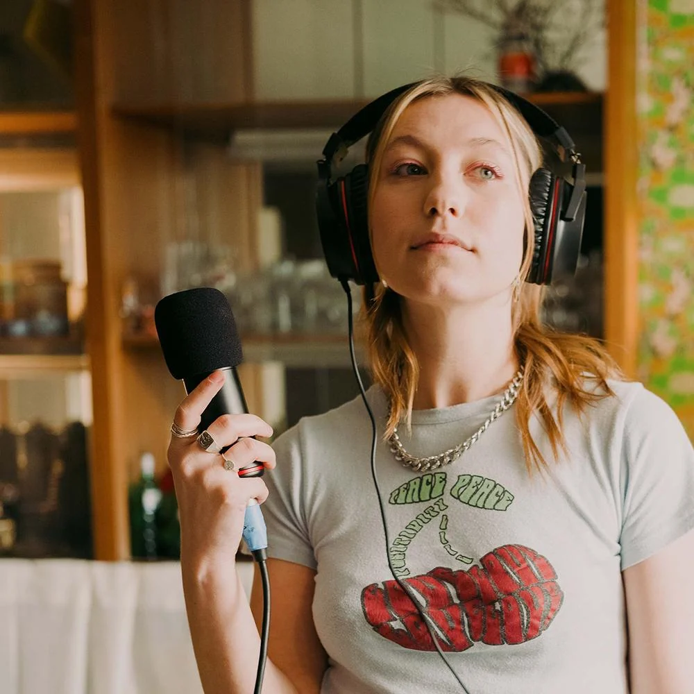 Focusrite Scarlett 2i2 Studio 4th Gen Audio Interface Bundle with Mic, Headphones - Image 9